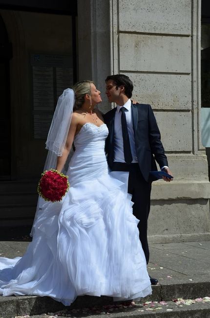 Le bisous à la sortie de la mairie