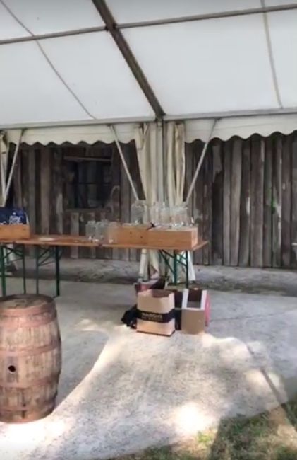 Photo de la préparation où l'on voit les jarres vides sur des caisses de vin en bois ( malheureuseme