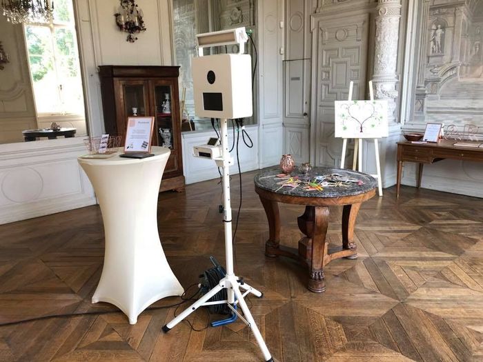 Dans une salle annexe, nous avions installé la Kruu Fotobox avec le livre photo souvenirs et l'arbre