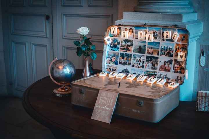 A coté du candy bar, en face du miroir de Bienvenue, nous avions placé l'urne valise que j'ai réalis