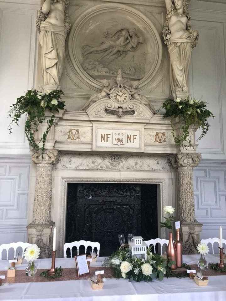 Notre table d'honneur avec la cheminée fleurie