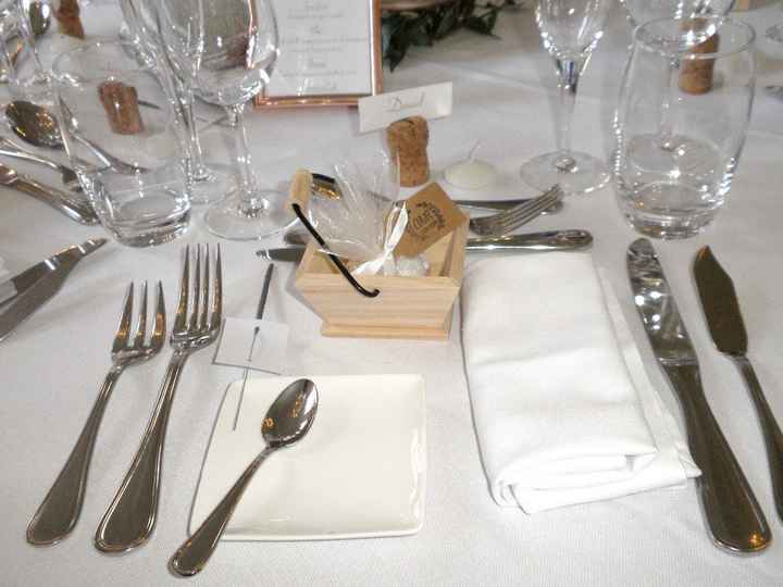 Le panier vendanges en bois avec les dragées pour les invités ainsi que les bâtonnets étincelants 