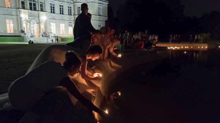 Le lâcher de bougies flottantes sur le point d'eau devant le château