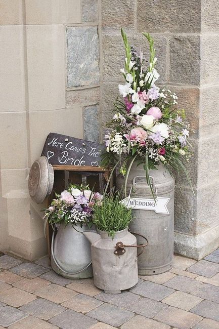 En déco avec des fleurs à l'entrée de l'église par exemple