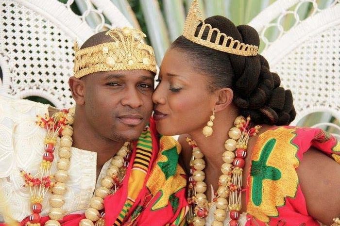 Tenues traditionnelles et bijoux de prestige pour les grandes cérémonies 