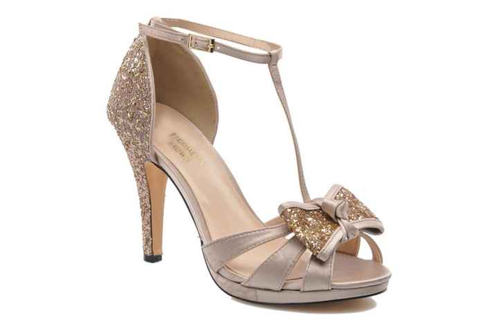 Chaussures de quelle couleur pour aller avec ma robe ? - 1