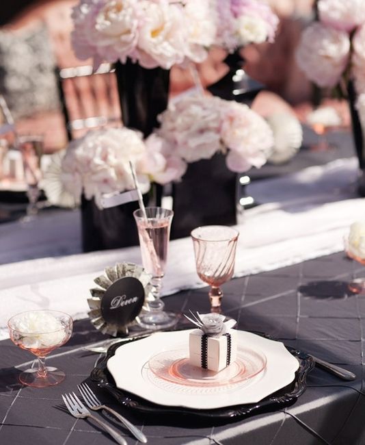 Décoration rose clair, noir et blanc