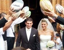 Mariage rugby haie d'honneur ballon
