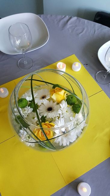 Centre de table avec peu de fleurs - 1