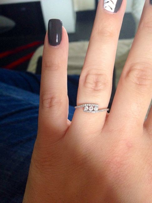 Qui porte une bague de fiançailles ? - 1