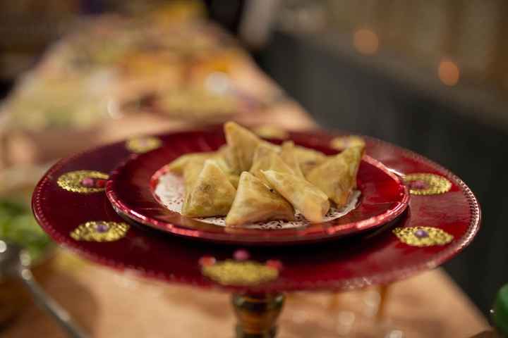 Nos assiettes décorées à la main de présentation des plats. 