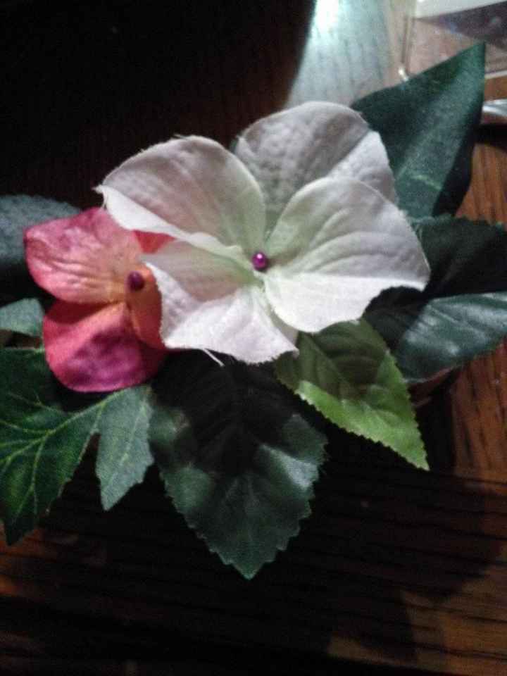 A l'aide d'épingles à tête , piquer vos fleur dans le savon , sur le feuillage 