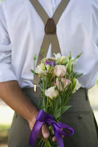 homme bouquet de fleurs