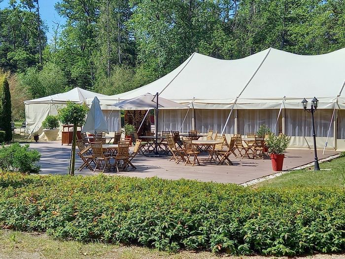Avis mariage sous tente silhouette ou nomade avec parquet 3