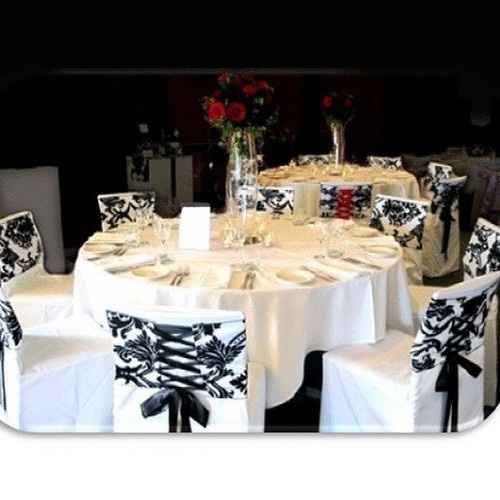 Avec les deco de chaises assorties  je les trouve super belles 