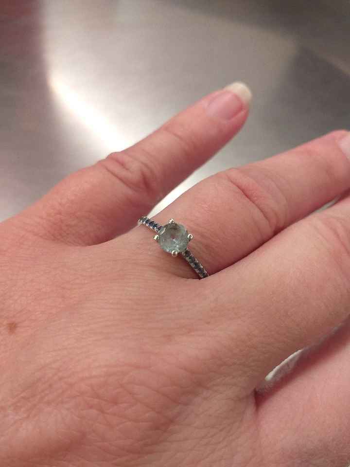 Qui porte une bague de fiançailles ? - 1