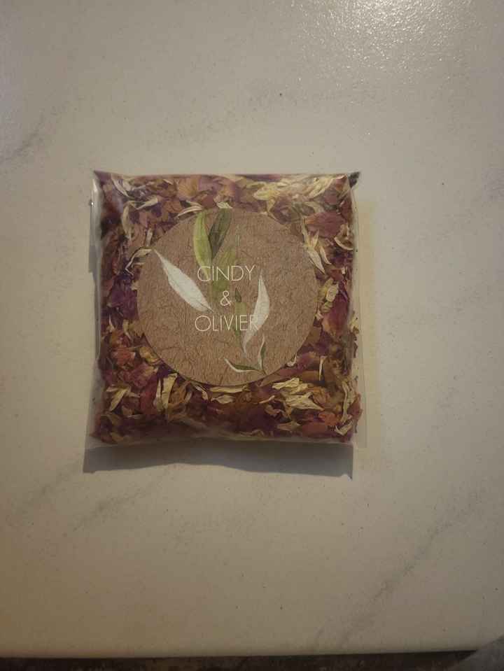 Avez-vous prévu de faire un lancer (bulles, pétales, riz, ou autre) à la sortie du mariage - 1