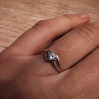 Ta bague de fiançailles sur le Pinterest de Mariages.net ça t'intéresse ? ❤️ - 1