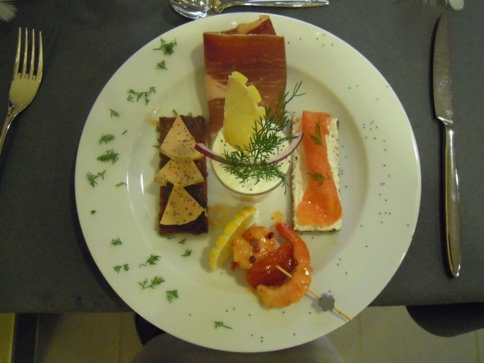 Exemple d'entrée:Croquant de foie gras, croquant de saumon fumé, verrine de st jacques, chiffonnade 