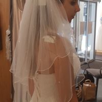 Avec un petit voile à strass