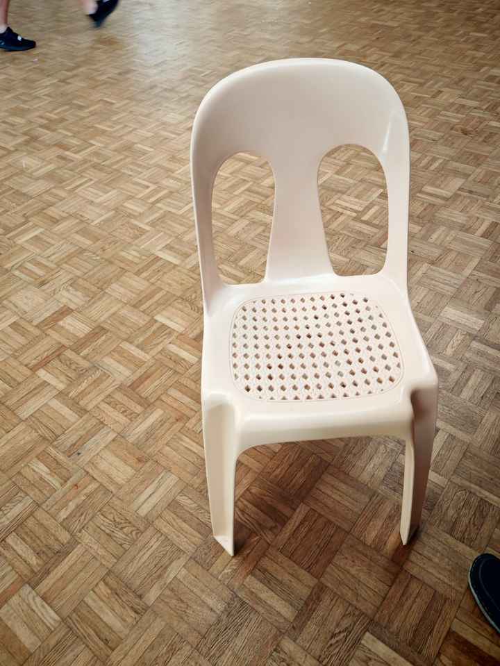 Chaises de salle des fête à camoufler - 1