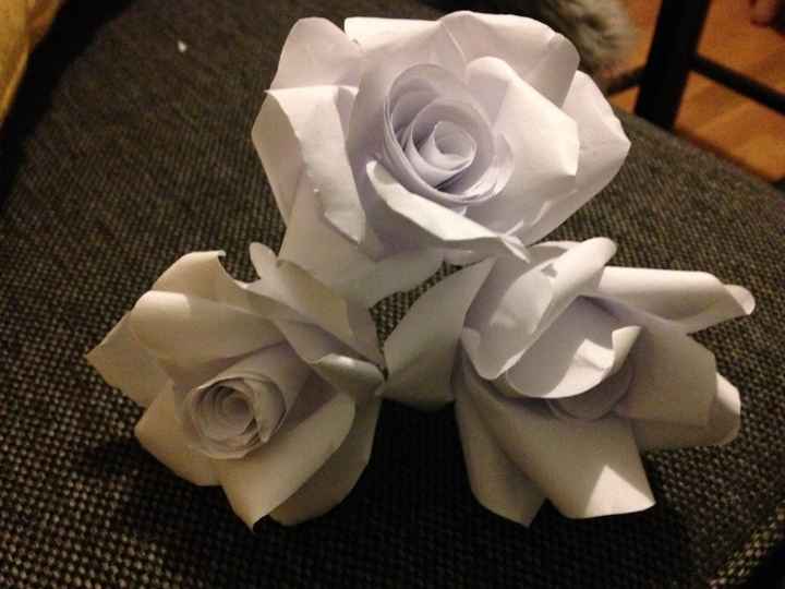 - fleurs en papier classique: elles sont trop rigides donc je ne vais pas utiliser cette méthode.