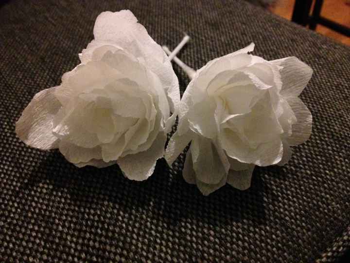 - fleurs en papier crépon: elles sont plutôt réussis, j'aime bien. Maintenant je vais tester avec le