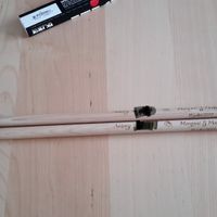 Les baguettes de batterie. Notre temoin a adoré 