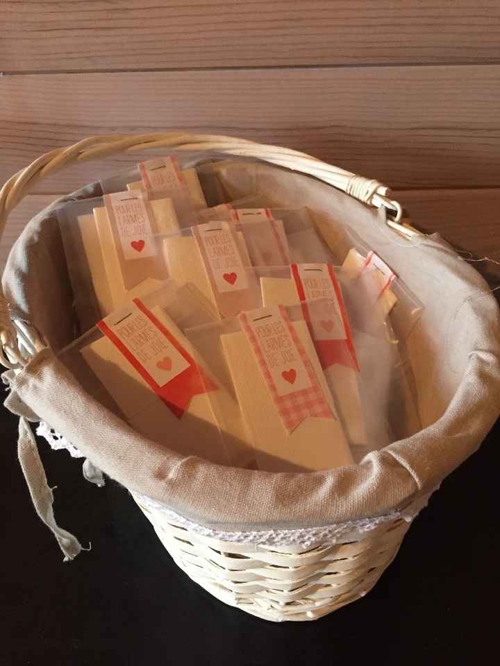 Petits sachets de mouchoirs