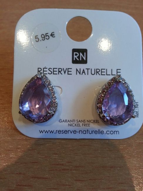 Boucle d'oreille violette
