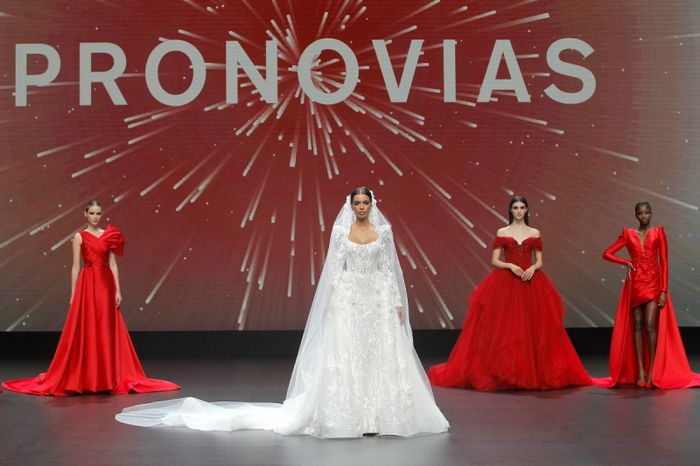 Pronovias ne manque pas à l’appel de la Valmont Barcelona Bridal Fashion Week ! ❤️ 3