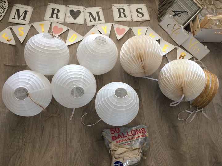 5 boules blanches suspensions / 6  Suspensions dorés et blancs/ 25 ballons métalliques/ Fanions