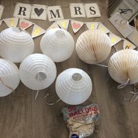 5 boules blanches suspensions / 6  Suspensions dorés et blancs/ 25 ballons métalliques/ Fanions