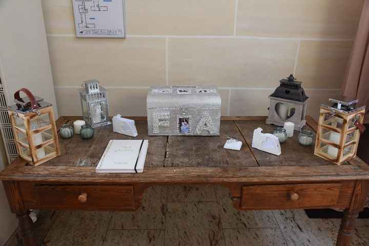 table dans le hall d'entrée