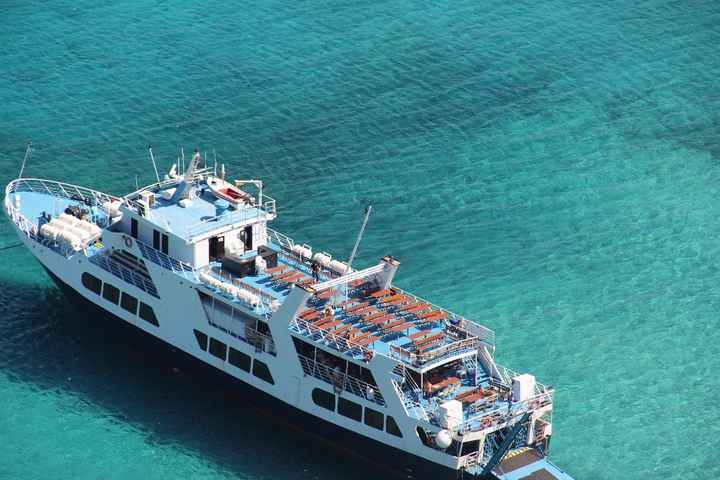 le bateau pour aller au lagon et sur l'île de gramoussa 
