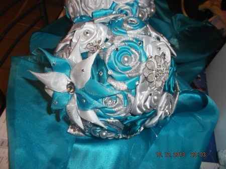 Bouquet de mariée en rose de satin turquoise, blanc et argent