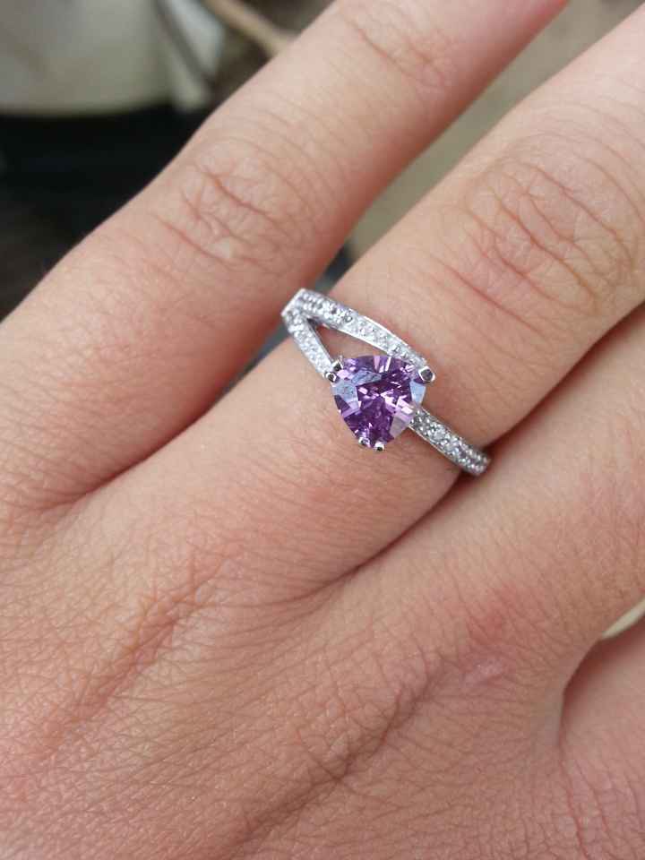 Qui porte une bague de fiançailles ? - 1