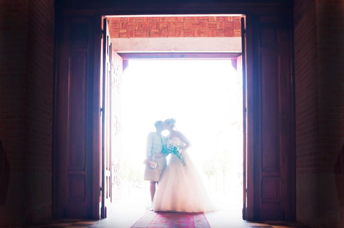 La mariée et sa maman avant l'entrée à l'église