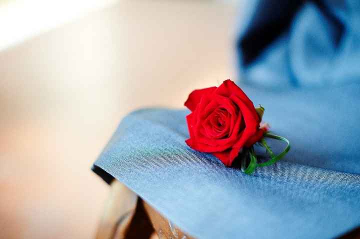 La boutonnière de mon mari, avec une rose rouge fraiche