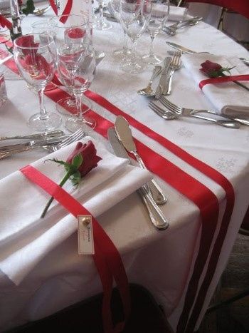 Inspiration déco de table rubans et roses rouges