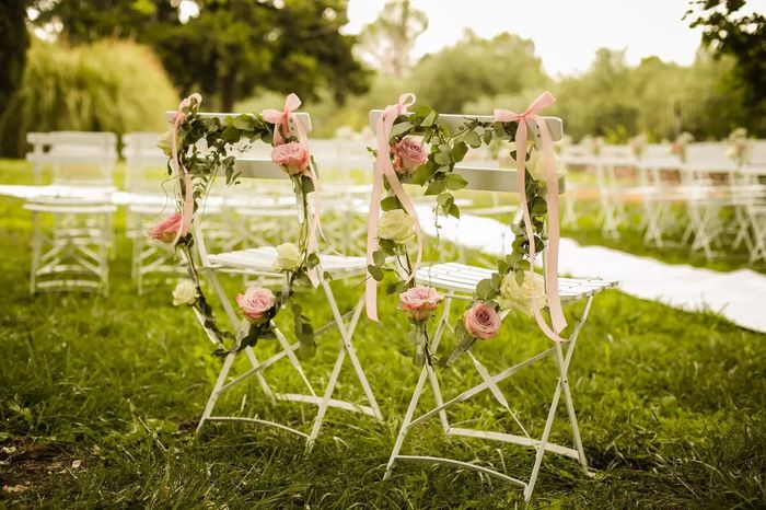 Comment décorer des chaises en plastique pour un mariage ? 3