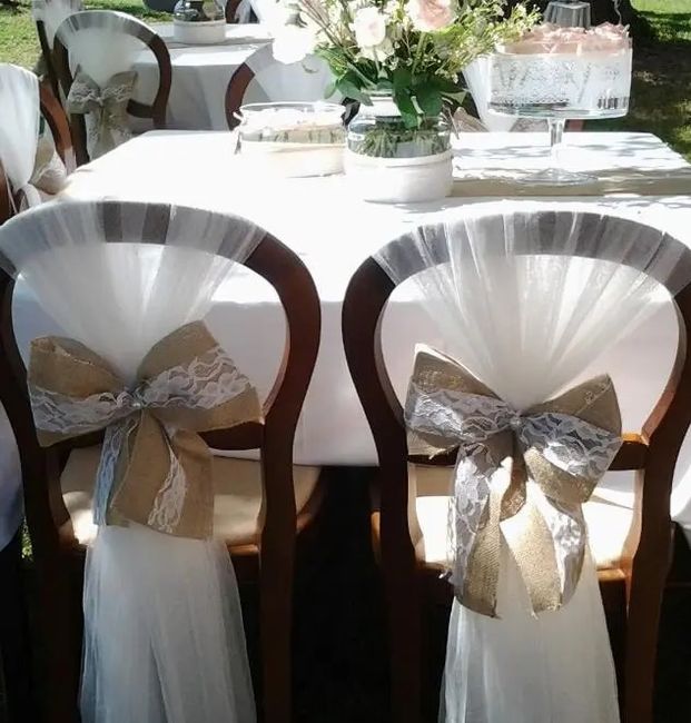 Comment décorer des chaises en plastique pour un mariage ? 6