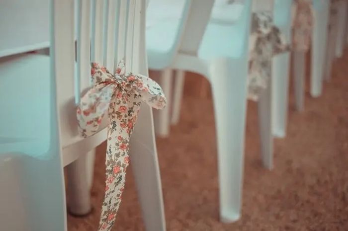 Comment décorer des chaises en plastique pour un mariage ? 7