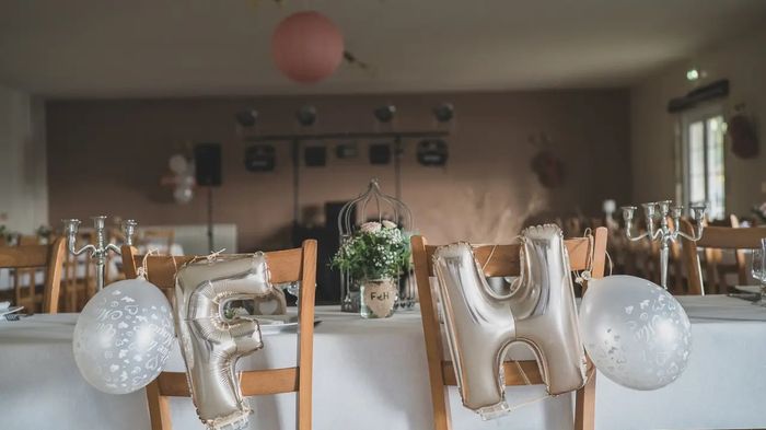 Comment décorer des chaises en plastique pour un mariage ? 9