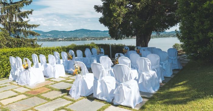 Comment décorer des chaises en plastique pour un mariage ? 1