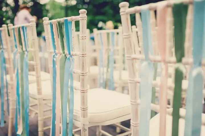 Comment décorer des chaises en plastique pour un mariage ? - 7
