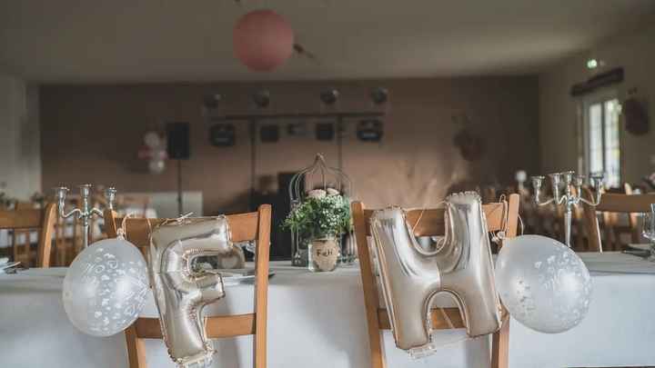 Comment décorer des chaises en plastique pour un mariage ? - 8