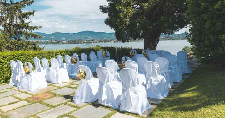 Comment décorer des chaises en plastique pour un mariage ? - 9