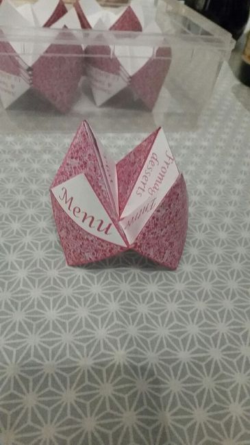 Début du pliage des menus : cocotte en papier - 1