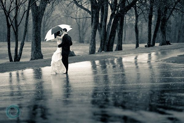 Mariage sous la pluie en noir et blanc